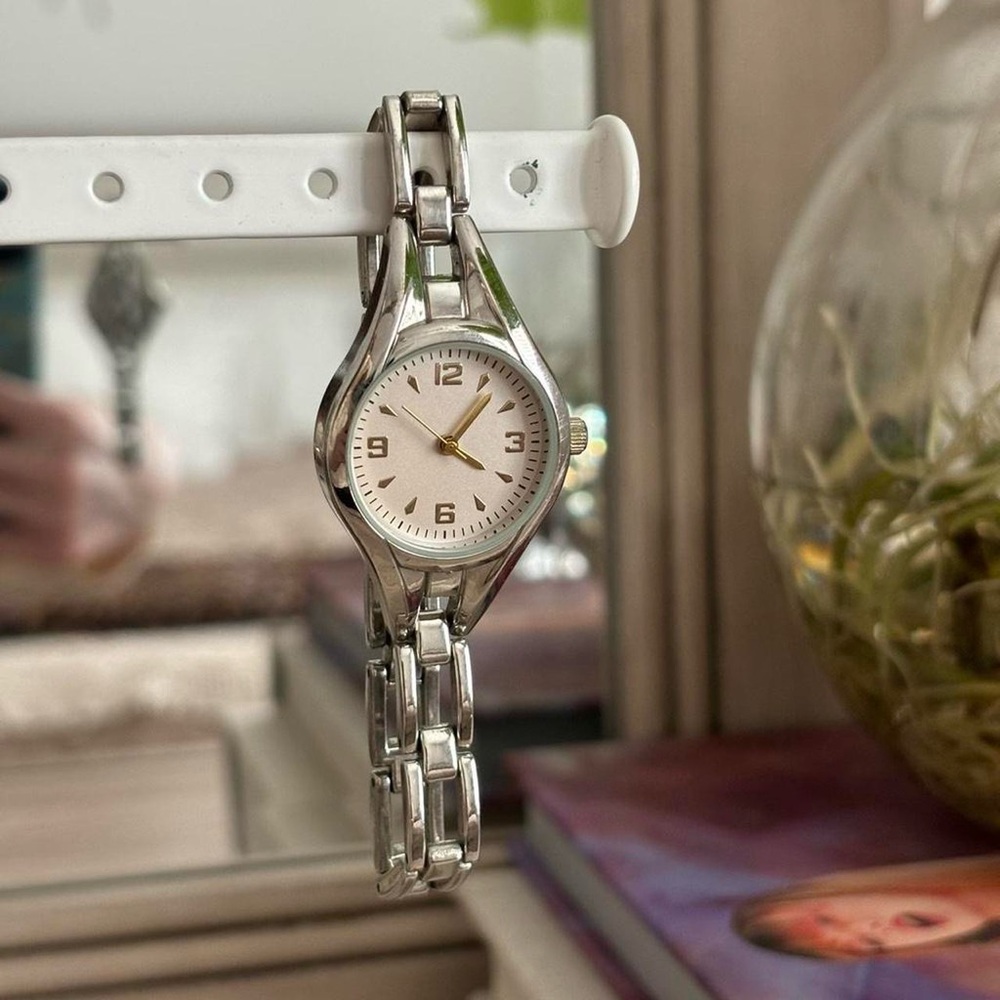 Elegant Silver Watch with White Dial